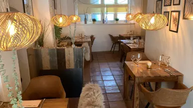 Unser Restaurant lädt mit gemütlichen Sitzecken ein