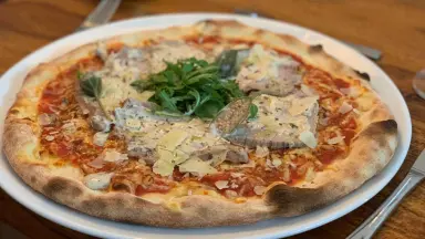 Hausgemachte Pizza mit hochwertigem Belag