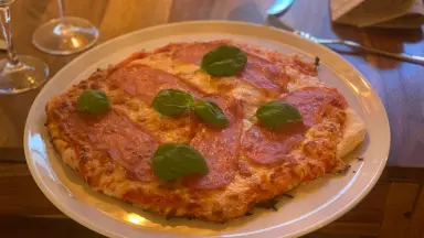 Hausgemachte Pizza mit hochwertigem Belag